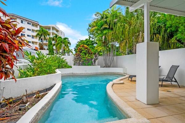 Foto van Trinity Beach Retreat met zwembad en schilderachtig uitzicht - ExteriorSummer