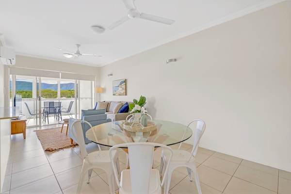 Foto van Trinity Beach Retreat met zwembad en schilderachtig uitzicht - DiningRoom