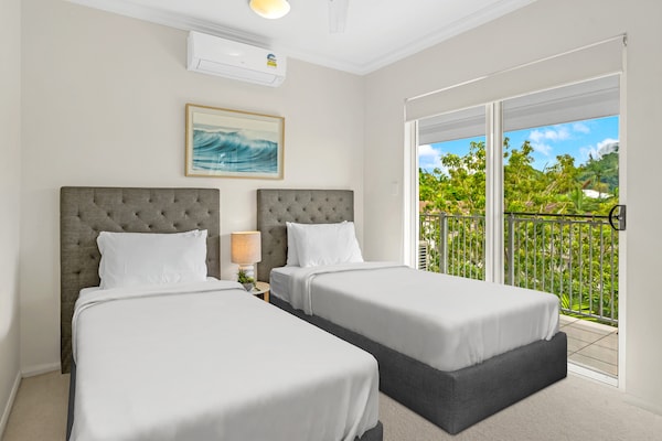 Foto van Trinity Beach Retreat met zwembad en schilderachtig uitzicht - BedRoom