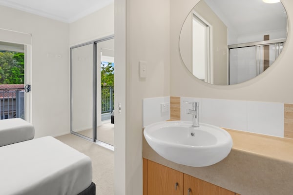 Foto van Trinity Beach Retreat met zwembad en schilderachtig uitzicht - BathRoom
