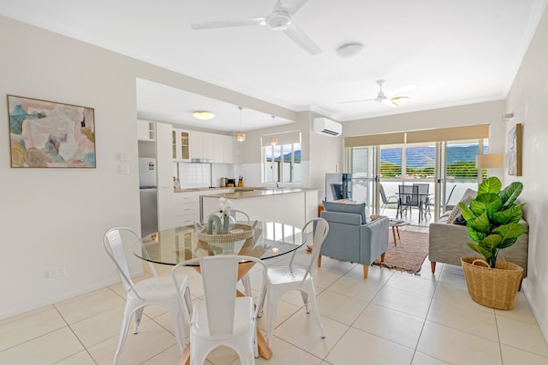 Foto van Trinity Beach Retreat met zwembad en schilderachtig uitzicht - DiningRoom