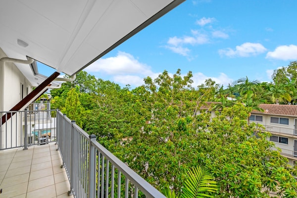 Foto van Trinity Beach Retreat met zwembad en schilderachtig uitzicht - TerraceBalcony