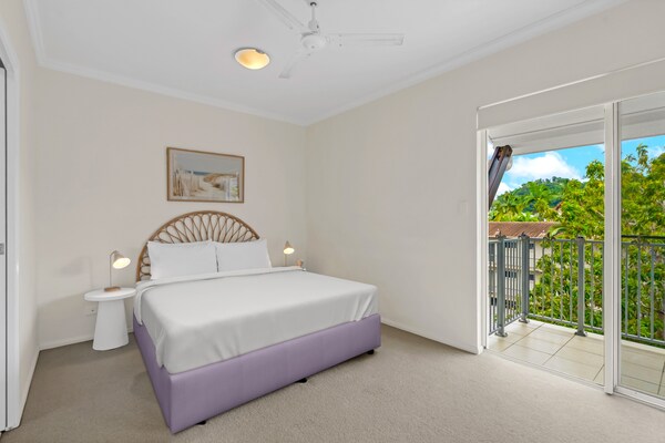 Foto van Trinity Beach Retreat met zwembad en schilderachtig uitzicht - BedRoom
