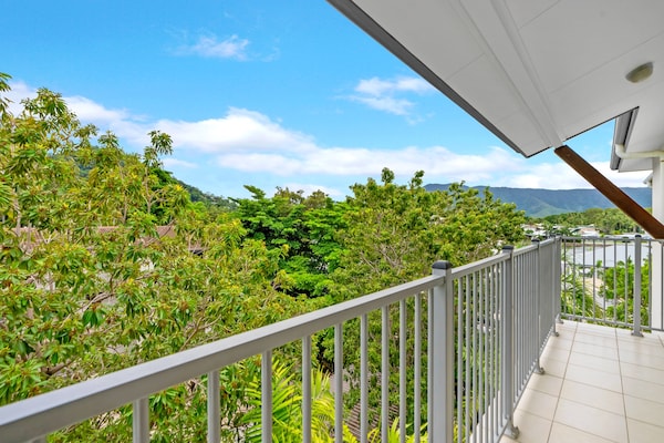 Foto van Trinity Beach Retreat met zwembad en schilderachtig uitzicht - TerraceBalcony
