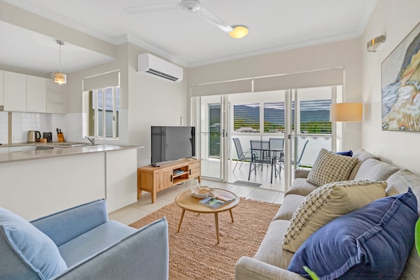 Foto van Trinity Beach Retreat met zwembad en schilderachtig uitzicht - LivingRoom