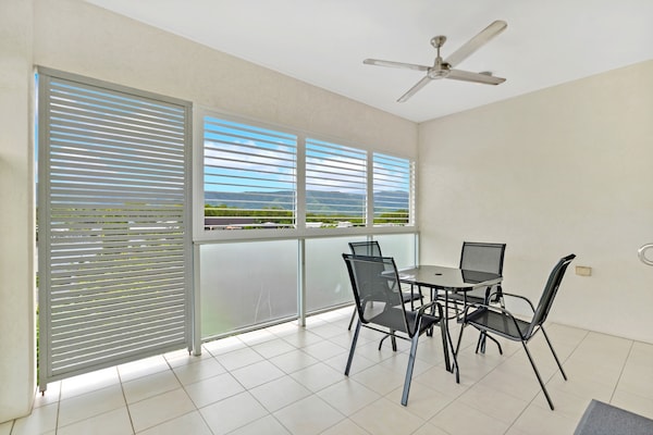 Foto van Trinity Beach Retreat met zwembad en schilderachtig uitzicht - TerraceBalcony
