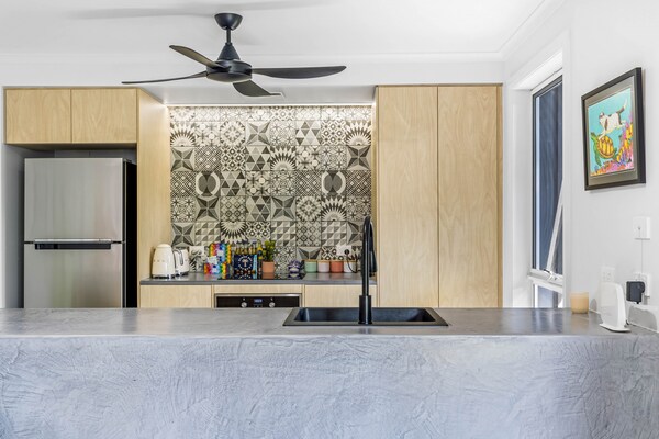 Foto van Trendy huis met 2 slaapkamers en buitenentertainment - Kitchen