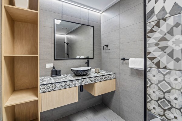 Foto van Trendy huis met 2 slaapkamers en buitenentertainment - BathRoom