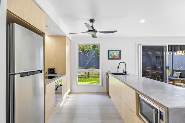 Foto van Trendy huis met 2 slaapkamers en buitenentertainment - Kitchen