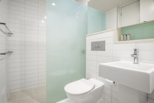 Foto van Trendy Prahran appartement met 1 slaapkamer en balkon - BathRoom