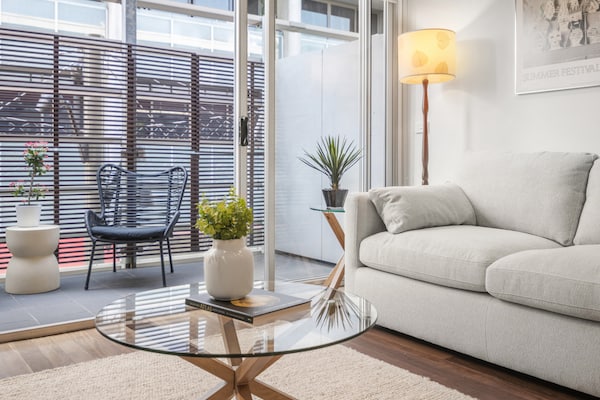 Foto van Trendy Prahran appartement met 1 slaapkamer en balkon - LivingRoom