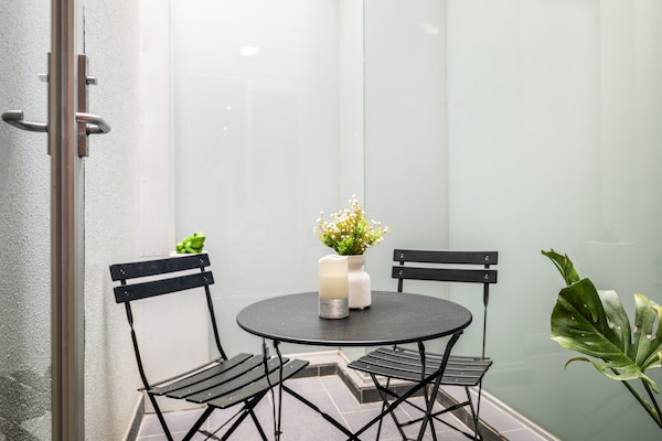 Foto van Trendy Prahran appartement met 1 slaapkamer en balkon - DiningRoom