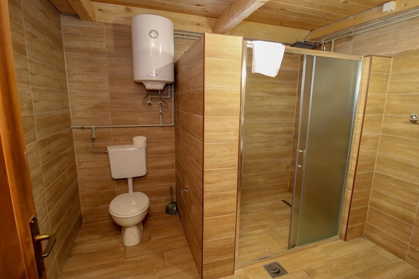 Foto van Three Bedroom Holiday Home - Jahorina - Vakantiehuis in Pale - BathRoom
