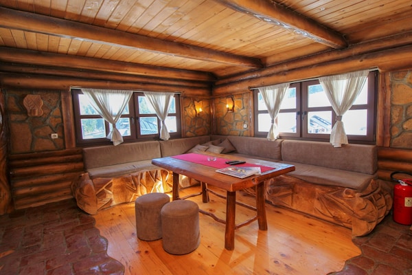 Foto van Three Bedroom Holiday Home - Jahorina - Vakantiehuis in Pale - LivingRoom