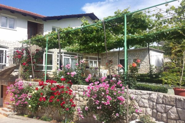 Foto van Quadruple room with Balcony - Vakantiehuis in Medugorje - Outdoor