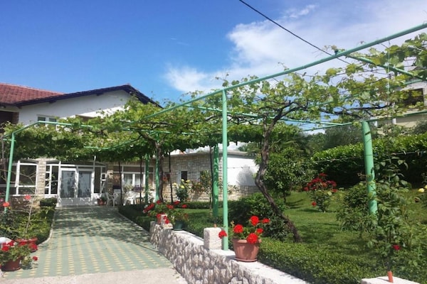Foto van Quadruple room with Balcony - Vakantiehuis in Medugorje - Outdoor