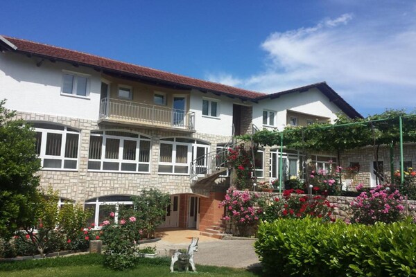 Foto van Quadruple room with Balcony - Vakantiehuis in Medugorje - Outdoor