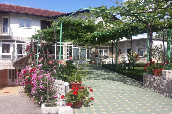 Foto van Triple room with Balcony - Vakantiehuis in Medugorje - Outdoor