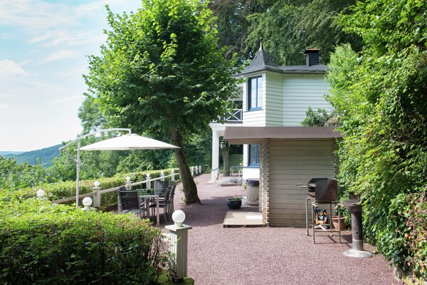 Foto van Victoriaans huis in het bos met vrij uitzicht over de stad en sauna - GardenSummer
