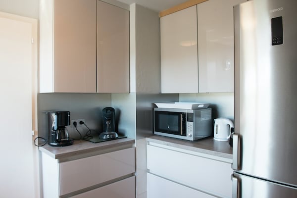 Foto van Victoriaans huis in het bos met vrij uitzicht over de stad en sauna - Kitchen