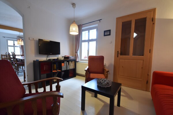 Foto van vakantiehuis met tuin gelegen in een rustig - Vakantiehuis in Zlata Olesnice - LivingRoom