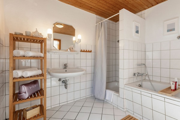 Foto van Shell, in het mooiste steegje van Burg - Vakantiehuis in Burg auf Fehmarn - Untagged