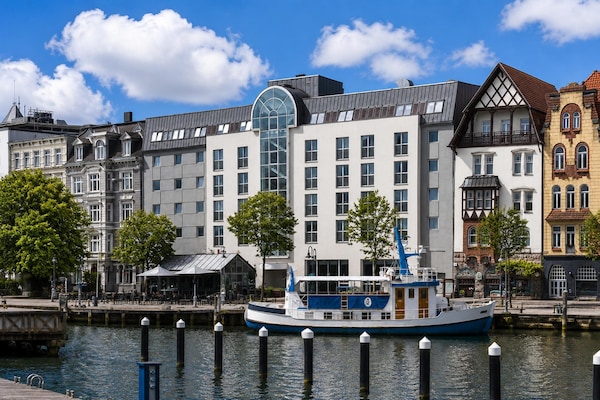 Foto van Sunday Hotel Flensburg Familiekamer - Vakantiehuis in Flensburg - HotelExteriorSummer