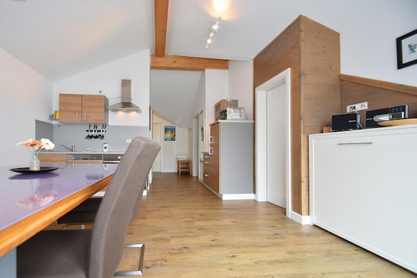 Foto van 2 aparte appartementen met balkon aan de skipiste - Vakantiehuis in Willingen - LivingRoom