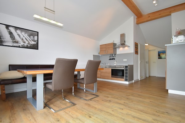 Foto van 2 aparte appartementen met balkon aan de skipiste - Vakantiehuis in Willingen - DiningRoom