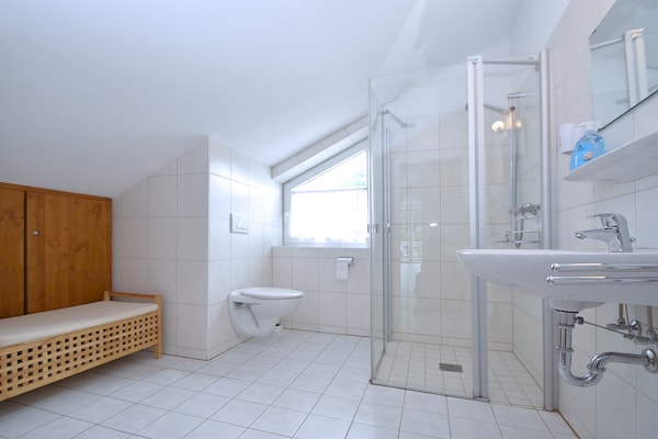 Foto van 2 aparte appartementen met balkon aan de skipiste - Vakantiehuis in Willingen - BathRoom