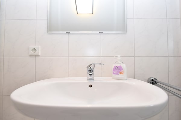 Foto van 2 aparte appartementen met balkon aan de skipiste - Vakantiehuis in Willingen - BathRoom