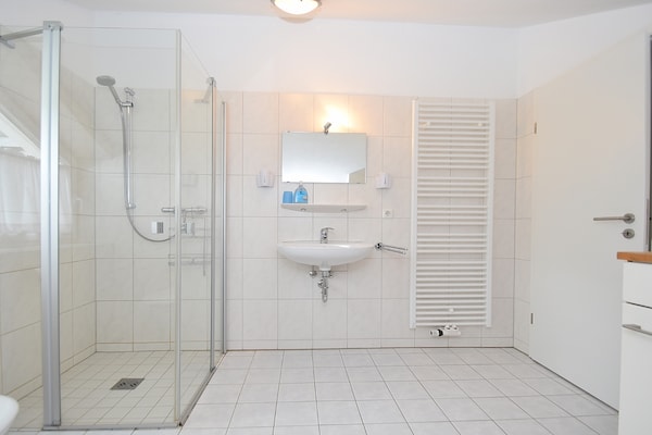 Foto van 2 aparte appartementen met balkon aan de skipiste - Vakantiehuis in Willingen - BathRoom