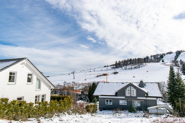 Foto van 2 aparte appartementen met balkon aan de skipiste - Vakantiehuis in Willingen - ExteriorWinter