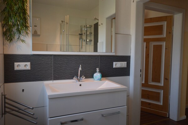 Foto van Vakantiehuis in Bremm bij de wijngaarden - Vakantiehuis in Bremm - BathRoom