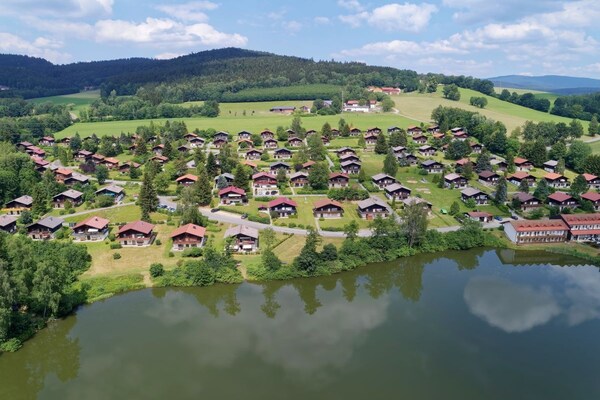 Foto van 14e verdieping met panoramisch balkon en uitzicht op het meer - Untagged