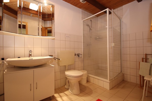 Foto van Rijtjeshuis in Strackholt met verwarmd zwembad - Vakantiehuis in Strackholt - BathRoom
