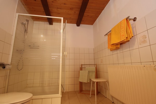 Foto van Rijtjeshuis in Strackholt met verwarmd zwembad - Vakantiehuis in Strackholt - BathRoom