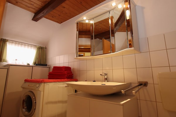 Foto van Rijtjeshuis in Strackholt met verwarmd zwembad - Vakantiehuis in Strackholt - BathRoom