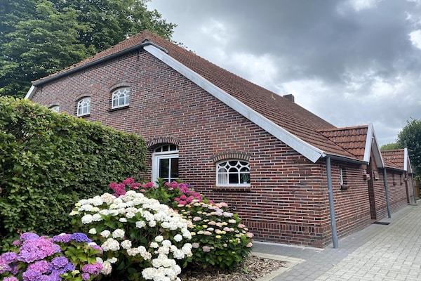 Foto van Rijtjeshuis in Strackholt met verwarmd zwembad - Vakantiehuis in Strackholt - ExteriorSummer