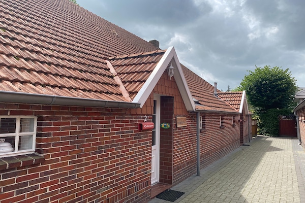 Foto van Rijtjeshuis in Strackholt met verwarmd zwembad - Vakantiehuis in Strackholt - ExteriorSummer