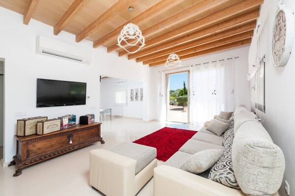 Foto van Villa op Mallorca met Zoutwaterzwembad - Vakantiehuis in Maria De La Salut, Illes Balears - LivingRoom