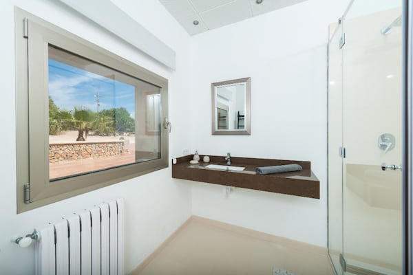 Foto van Villa op Mallorca met Zoutwaterzwembad - Vakantiehuis in Maria De La Salut, Illes Balears - BathRoom