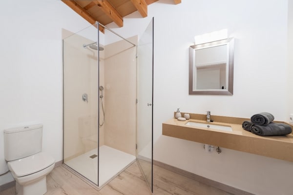 Foto van Villa op Mallorca met Zoutwaterzwembad - Vakantiehuis in Maria De La Salut, Illes Balears - BathRoom
