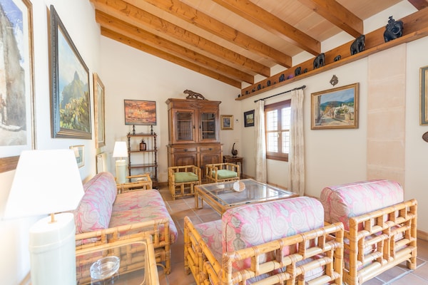 Foto van Luxe finca met zwembad en uitzicht - Vakantiehuis in Colonia De Sant Pere, Illes Balears - LivingRoom