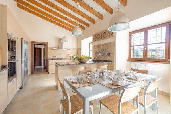Foto van Luxe finca met zwembad en uitzicht - Vakantiehuis in Colonia De Sant Pere, Illes Balears - DiningRoom