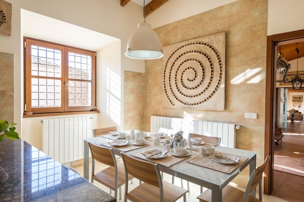 Foto van Luxe finca met zwembad en uitzicht - Vakantiehuis in Colonia De Sant Pere, Illes Balears - DiningRoom