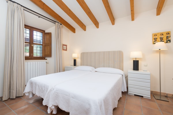 Foto van Luxe finca met zwembad en uitzicht - Vakantiehuis in Colonia De Sant Pere, Illes Balears - BedRoom