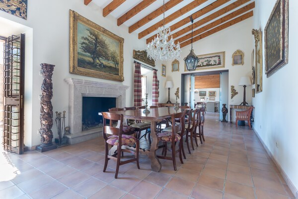Foto van Luxe finca met zwembad en uitzicht - Vakantiehuis in Colonia De Sant Pere, Illes Balears - DiningRoom