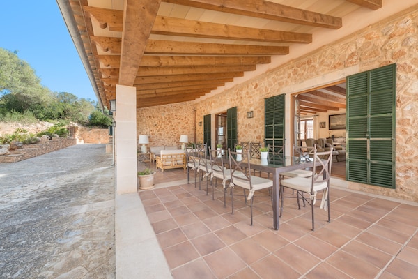 Foto van Luxe finca met zwembad en uitzicht - Vakantiehuis in Colonia De Sant Pere, Illes Balears - TerraceBalcony