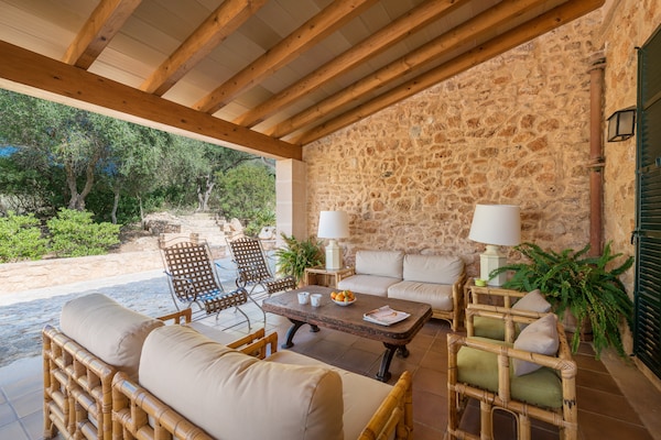 Foto van Luxe finca met zwembad en uitzicht - Vakantiehuis in Colonia De Sant Pere, Illes Balears - TerraceBalcony